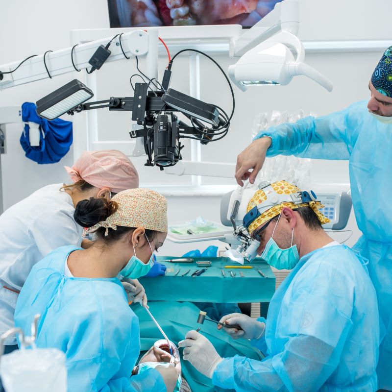 Clinica de chirurgie dentara si chirurgie orala in Timisoara. Medic denstist chirurg dr. Baldea interventie extractie dentara.